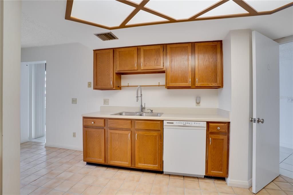На продажу: $329,000 (2 спален, 2 ванн, 1476 Квадратных фут)