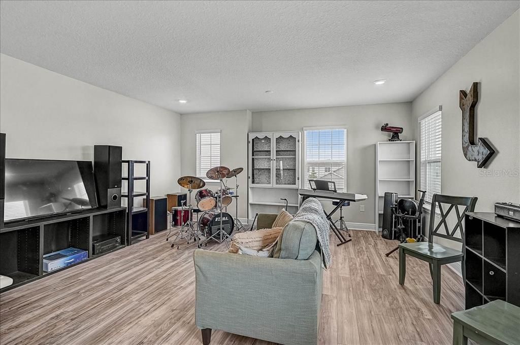 For Sale: $795,000 (5 beds, 3 baths, 3633 Square Feet)
