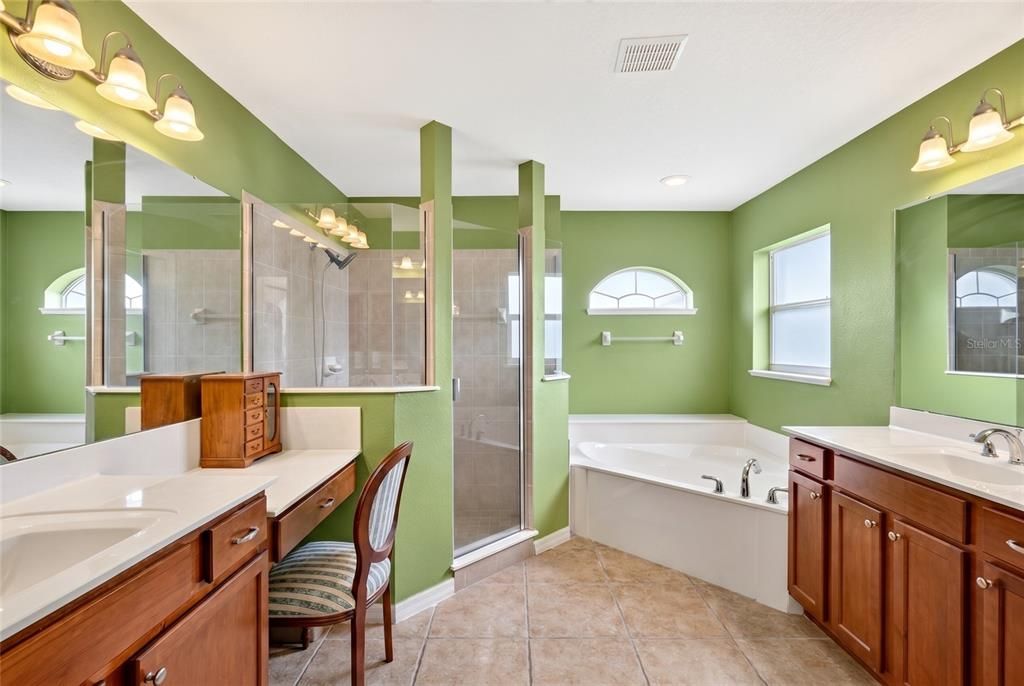 For Sale: $360,000 (3 beds, 3 baths, 2587 Square Feet)