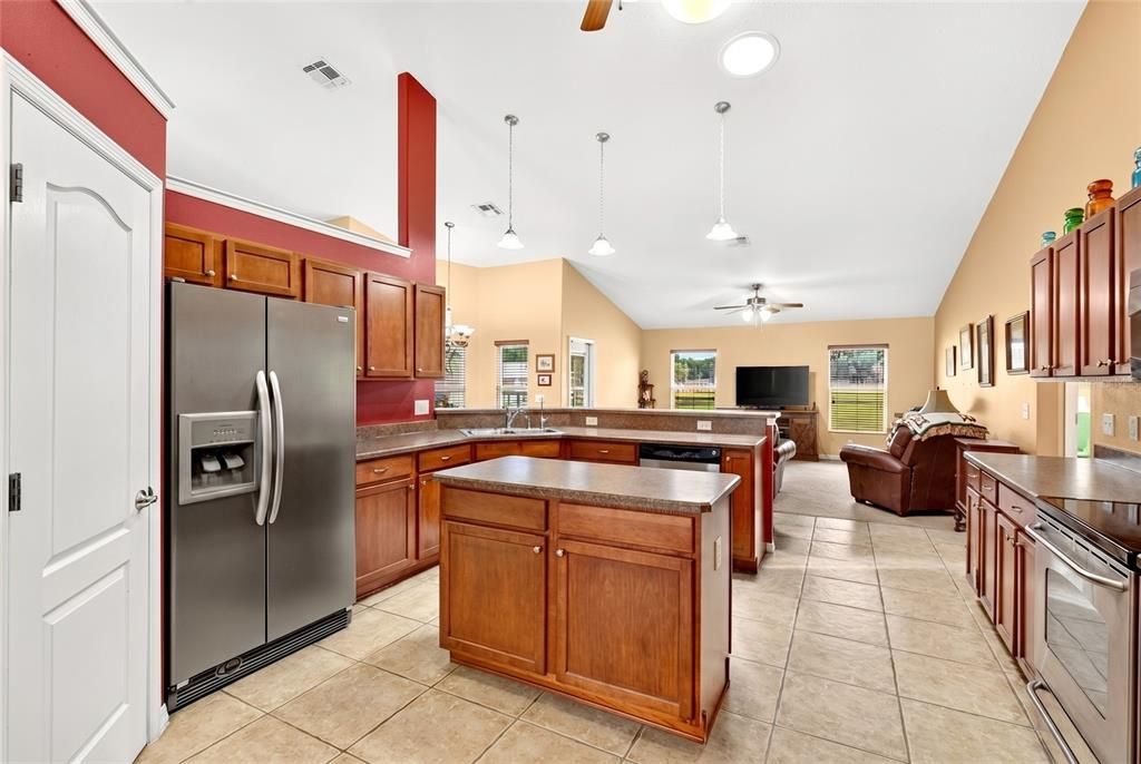 For Sale: $360,000 (3 beds, 3 baths, 2587 Square Feet)