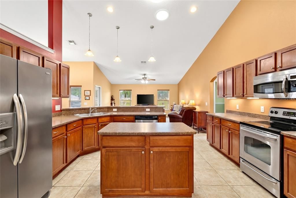 For Sale: $360,000 (3 beds, 3 baths, 2587 Square Feet)