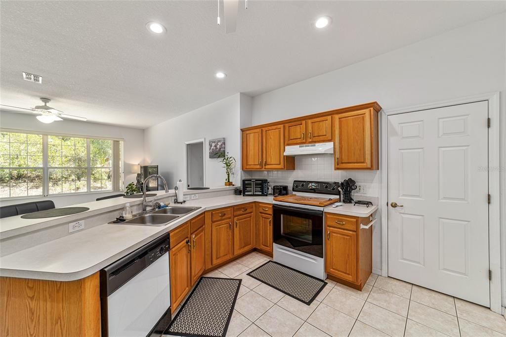 For Sale: $400,000 (3 beds, 2 baths, 2047 Square Feet)