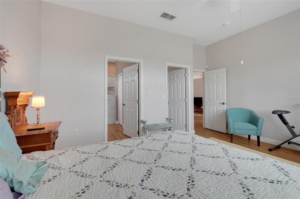 For Sale: $360,000 (2 beds, 2 baths, 1718 Square Feet)