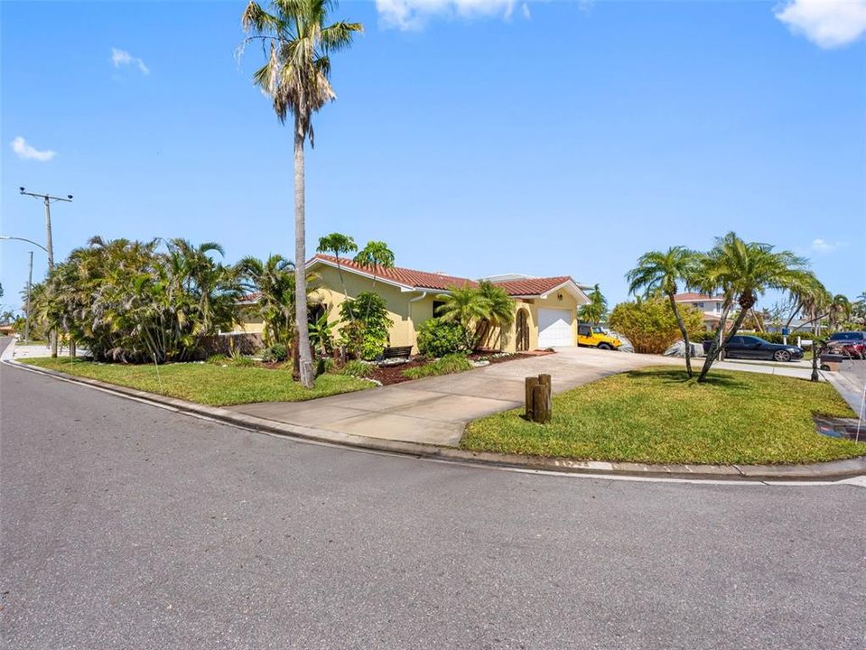 For Sale: $1,150,000 (3 beds, 2 baths, 1337 Square Feet)