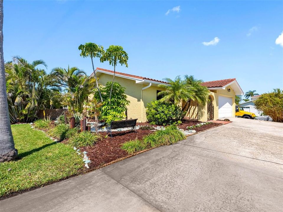 For Sale: $1,150,000 (3 beds, 2 baths, 1337 Square Feet)