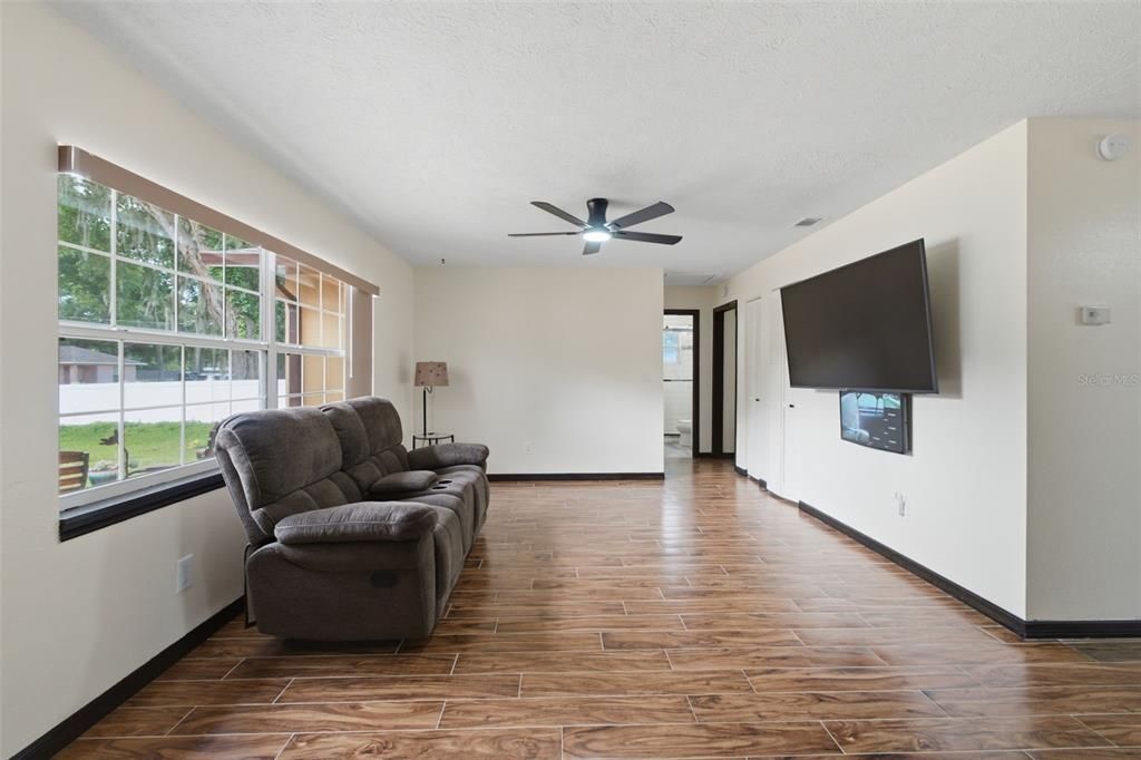 For Sale: $274,900 (3 beds, 2 baths, 1248 Square Feet)