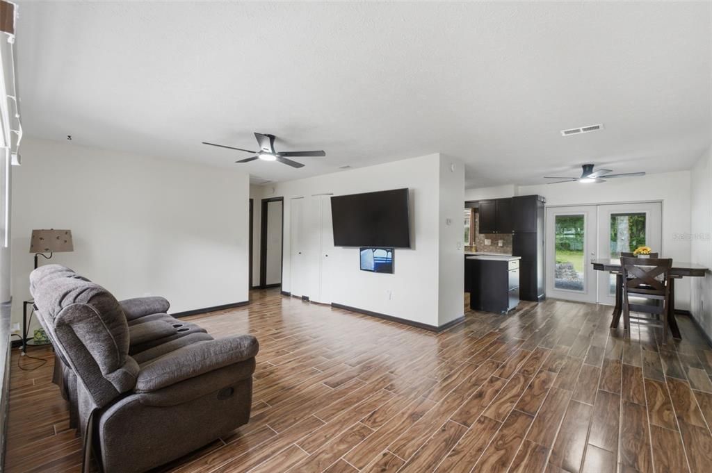 For Sale: $274,900 (3 beds, 2 baths, 1248 Square Feet)