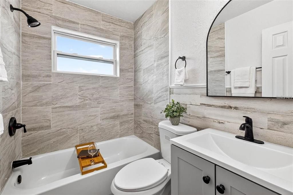 Activo con contrato: $399,900 (3 camas, 2 baños, 1716 Pies cuadrados)