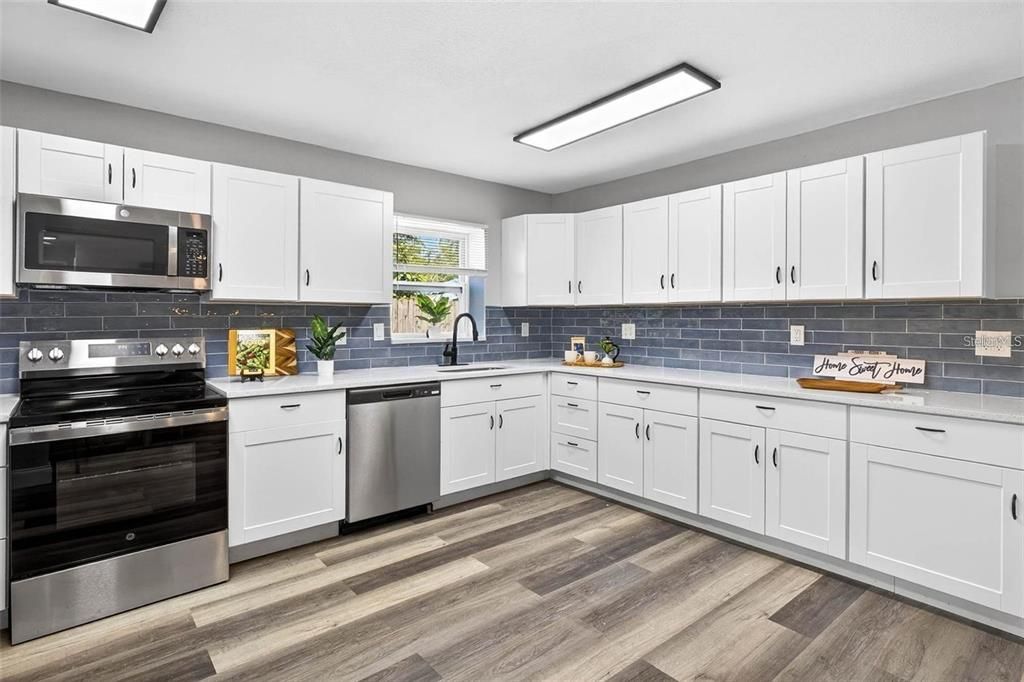 Activo con contrato: $399,900 (3 camas, 2 baños, 1716 Pies cuadrados)