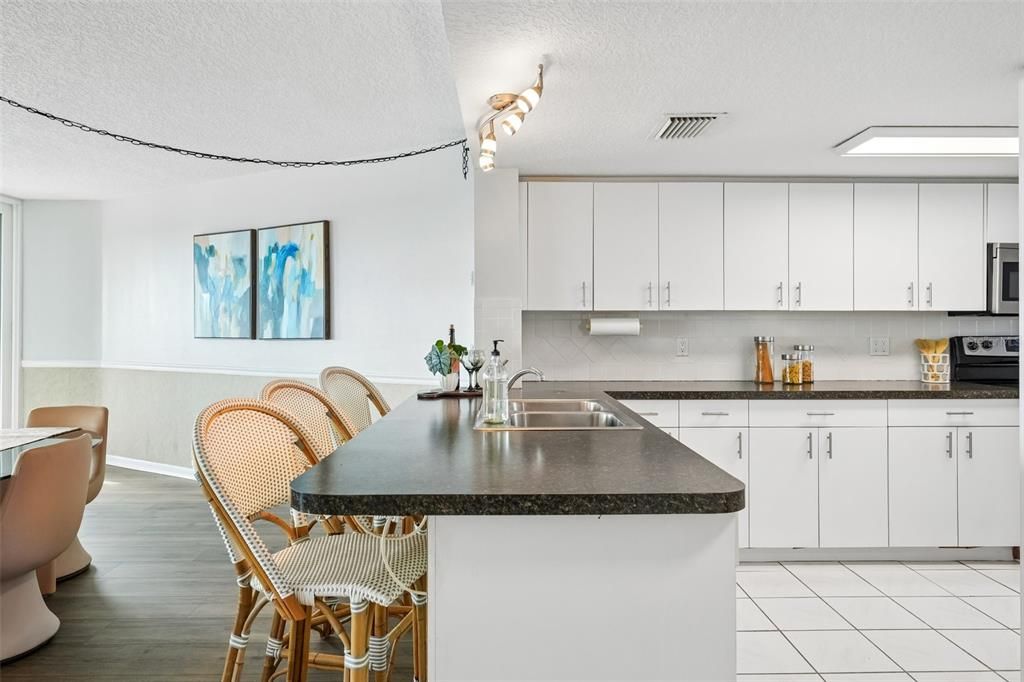 For Sale: $529,500 (2 beds, 2 baths, 1310 Square Feet)