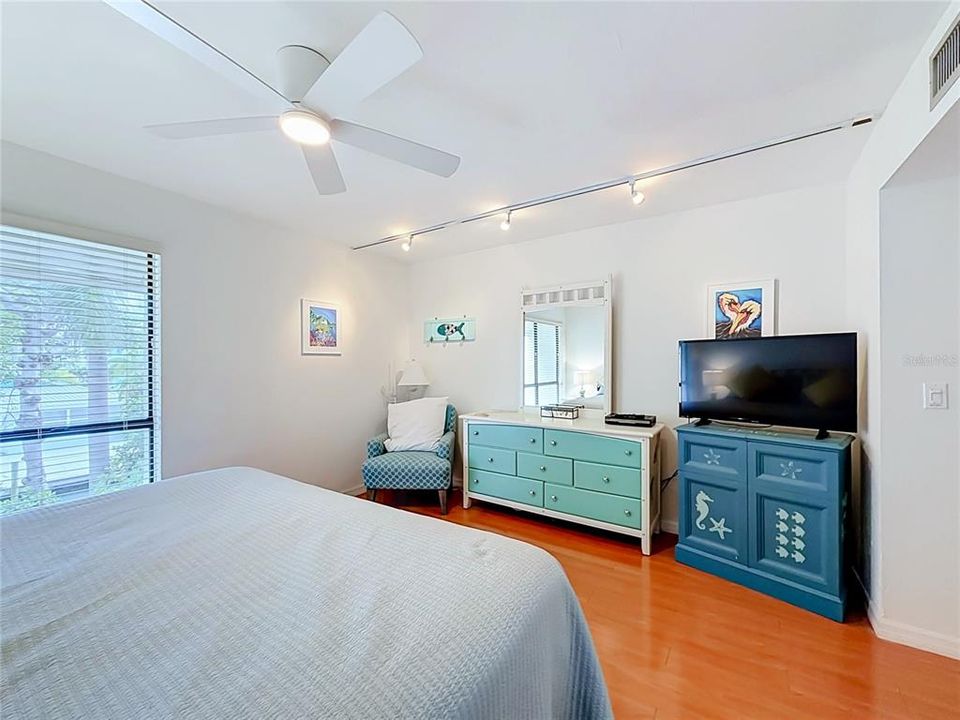 For Sale: $540,000 (2 beds, 2 baths, 1080 Square Feet)
