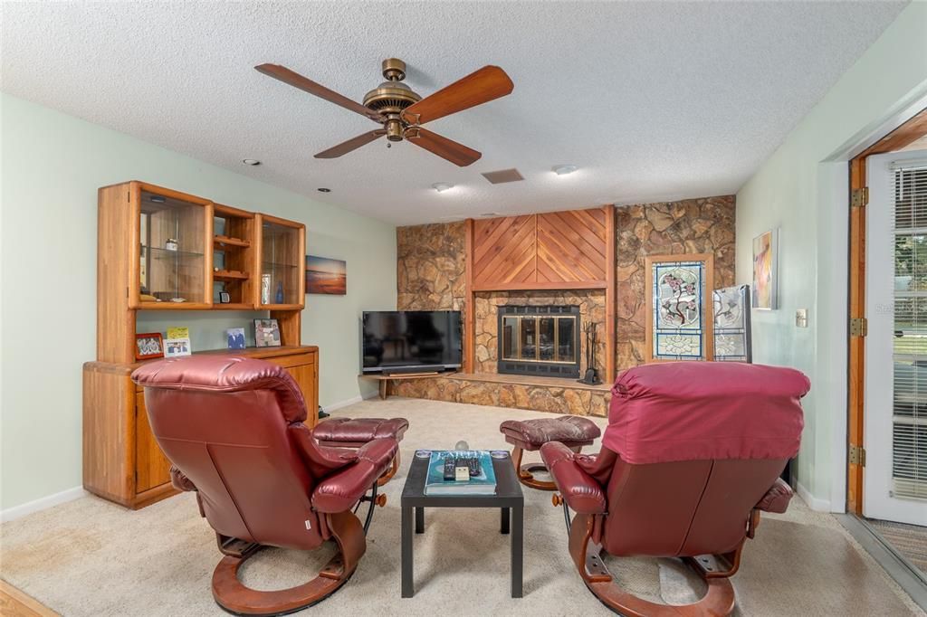For Sale: $245,000 (2 beds, 2 baths, 2015 Square Feet)
