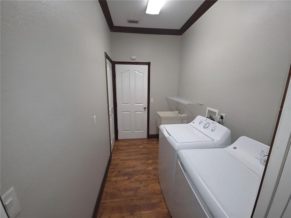 For Sale: $300,500 (3 beds, 2 baths, 1715 Square Feet)