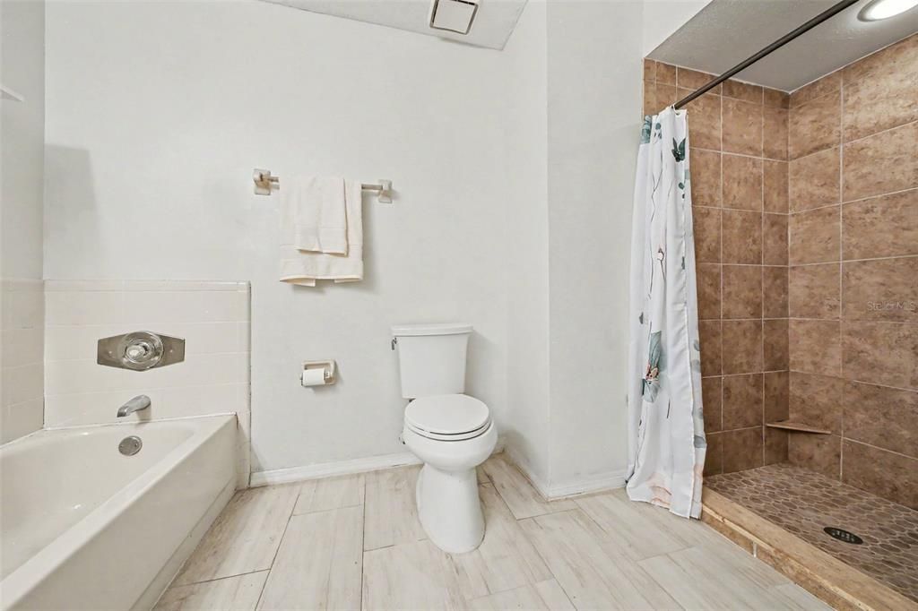For Sale: $265,000 (2 beds, 2 baths, 1316 Square Feet)