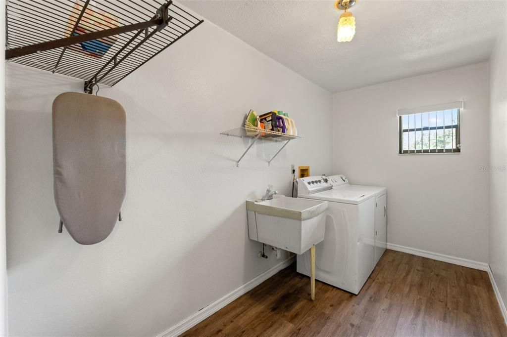 For Sale: $295,000 (3 beds, 2 baths, 1806 Square Feet)