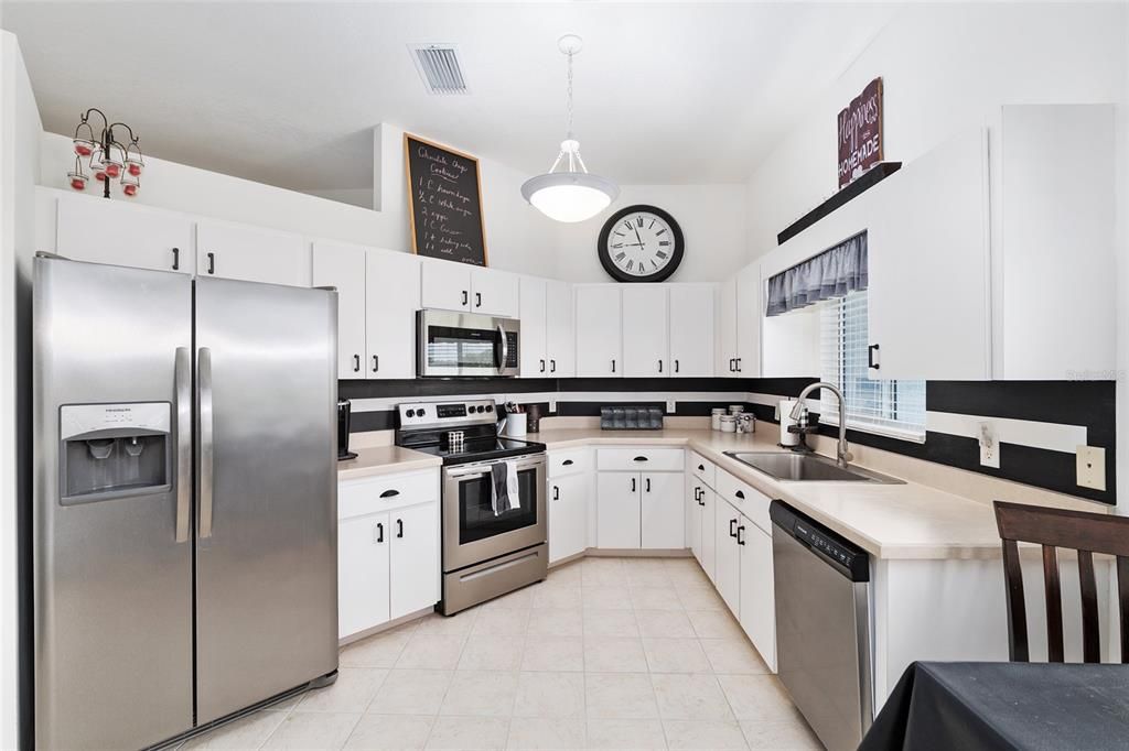 Active With Contract: $279,900 (3 beds, 2 baths, 1813 Square Feet)