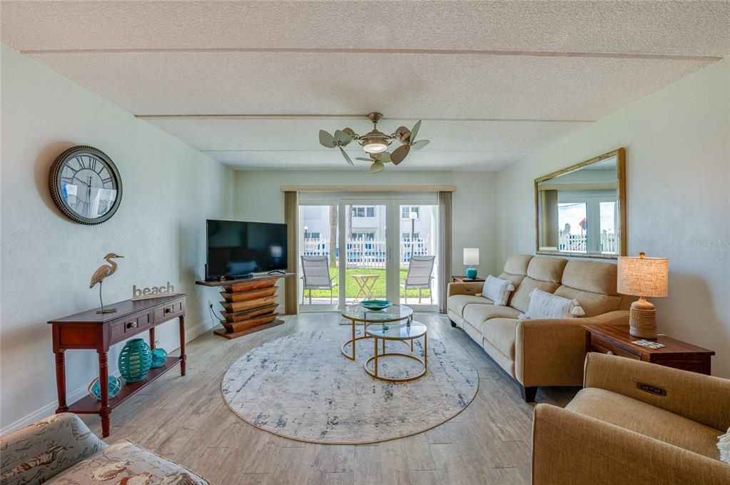For Sale: $249,000 (2 beds, 2 baths, 1175 Square Feet)