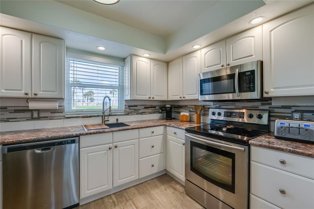 For Sale: $249,000 (2 beds, 2 baths, 1175 Square Feet)