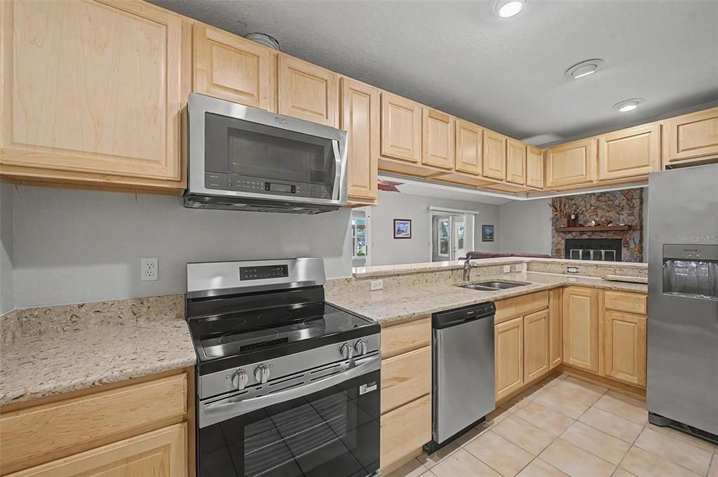 Под контрактом: $459,900 (3 спален, 2 ванн, 1354 Квадратных фут)