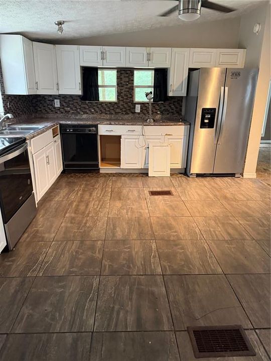 For Sale: $320,000 (4 beds, 2 baths, 1649 Square Feet)