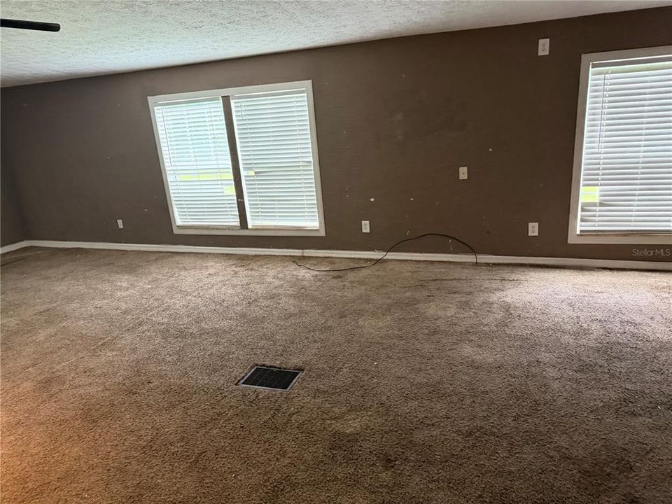 For Sale: $320,000 (4 beds, 2 baths, 1649 Square Feet)