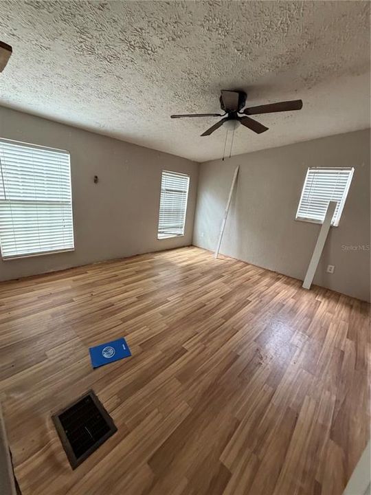 For Sale: $320,000 (4 beds, 2 baths, 1649 Square Feet)