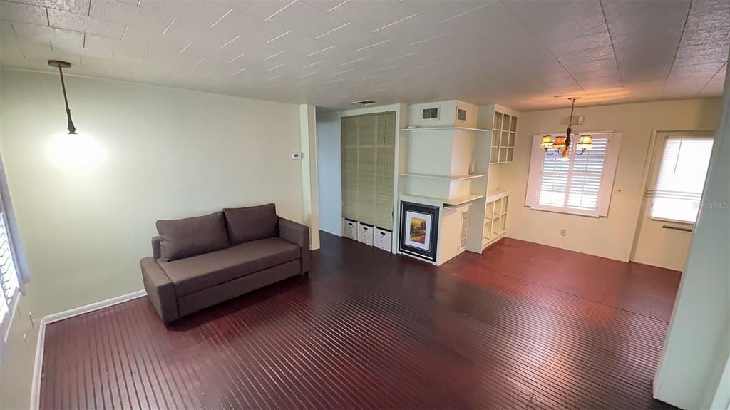For Sale: $79,000 (1 beds, 1 baths, 550 Square Feet)