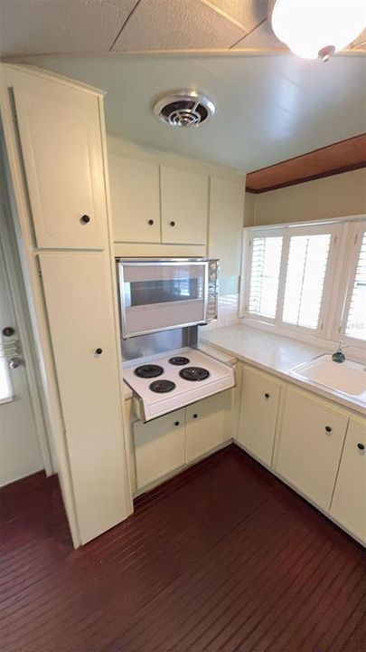 For Sale: $79,000 (1 beds, 1 baths, 550 Square Feet)