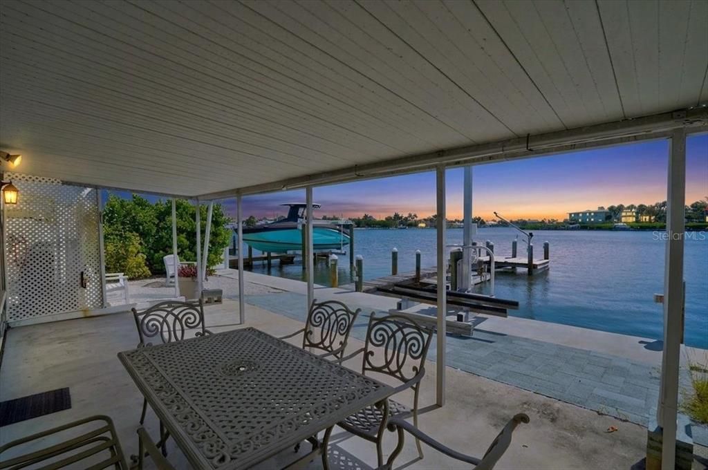 For Sale: $599,900 (2 beds, 2 baths, 1047 Square Feet)