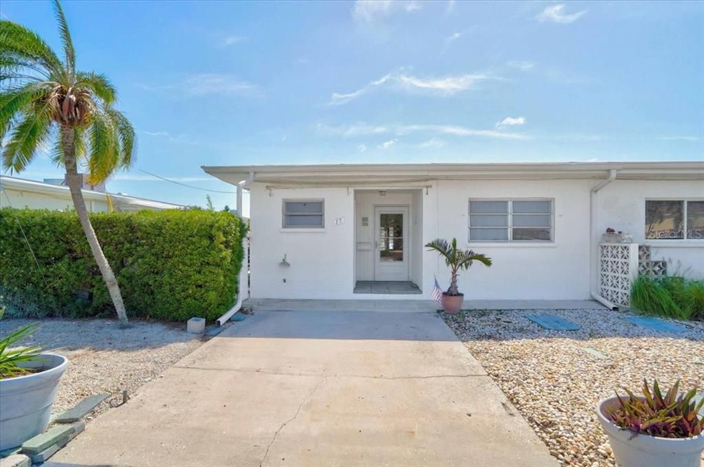 For Sale: $599,900 (2 beds, 2 baths, 1047 Square Feet)