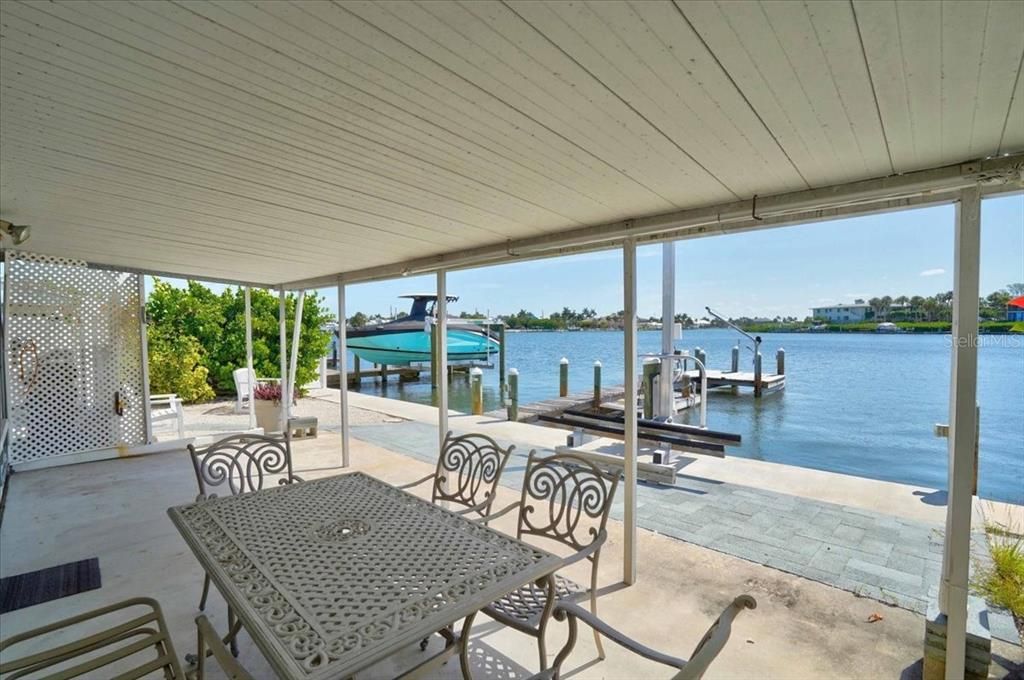 For Sale: $599,900 (2 beds, 2 baths, 1047 Square Feet)
