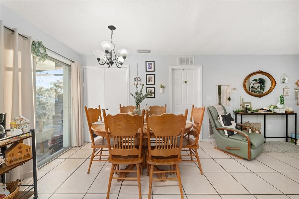 For Sale: $205,000 (3 beds, 2 baths, 1100 Square Feet)