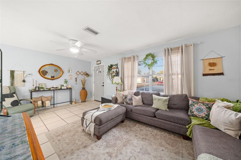 For Sale: $205,000 (3 beds, 2 baths, 1100 Square Feet)