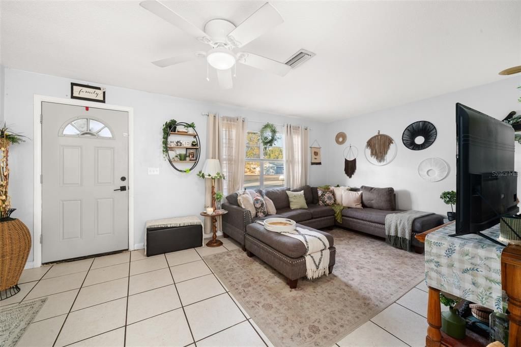 For Sale: $205,000 (3 beds, 2 baths, 1100 Square Feet)