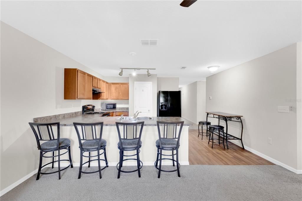 Activo con contrato: $225,000 (4 camas, 2 baños, 1414 Pies cuadrados)