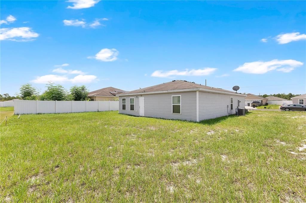 Activo con contrato: $225,000 (4 camas, 2 baños, 1414 Pies cuadrados)