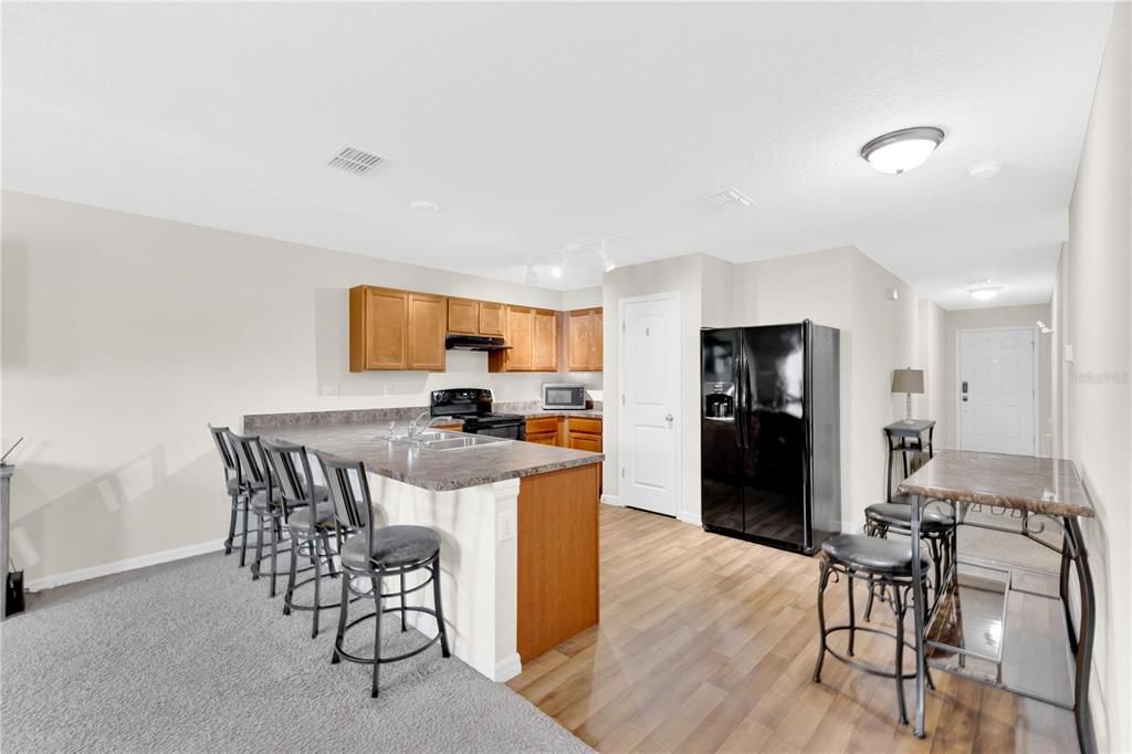 Activo con contrato: $225,000 (4 camas, 2 baños, 1414 Pies cuadrados)
