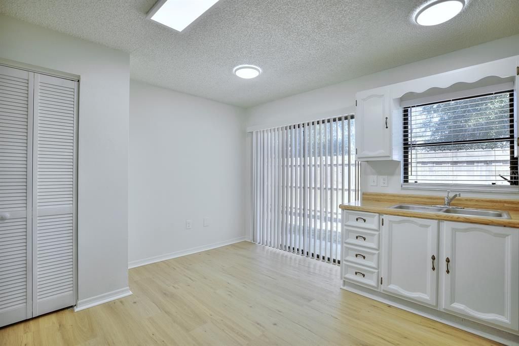 На продажу: $269,900 (3 спален, 2 ванн, 1706 Квадратных фут)