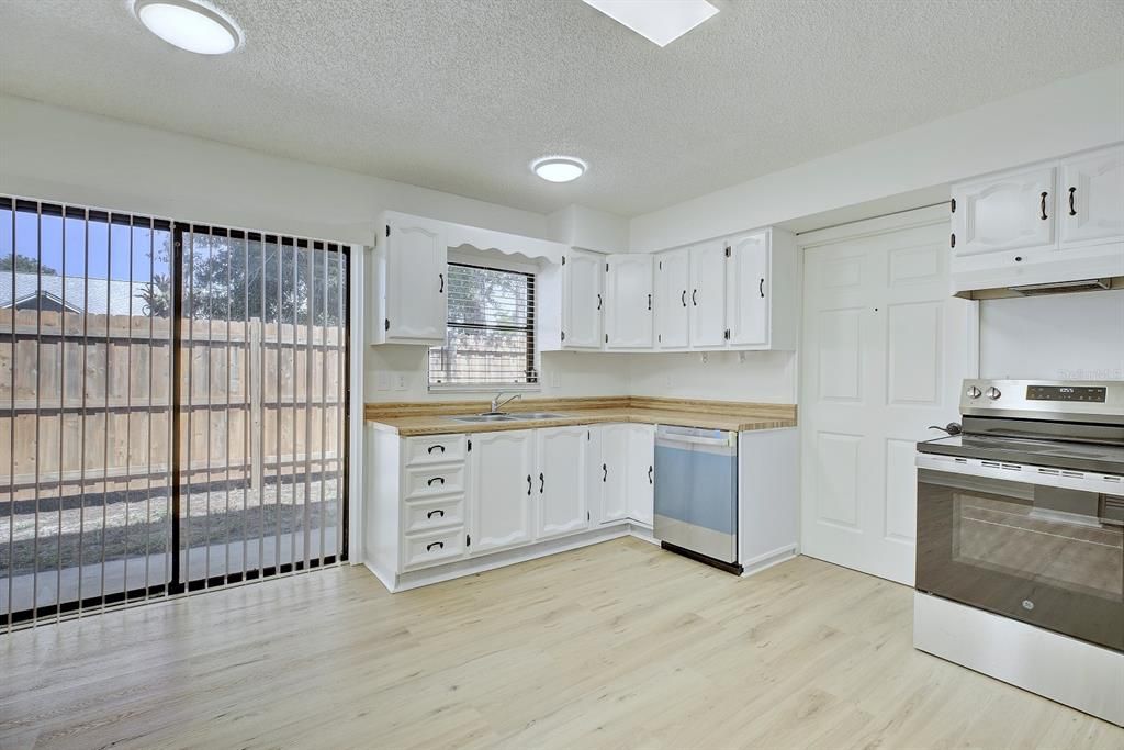 На продажу: $269,900 (3 спален, 2 ванн, 1706 Квадратных фут)