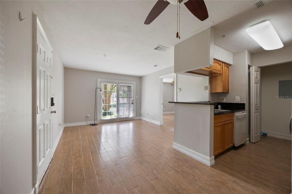 For Sale: $145,000 (1 beds, 1 baths, 552 Square Feet)