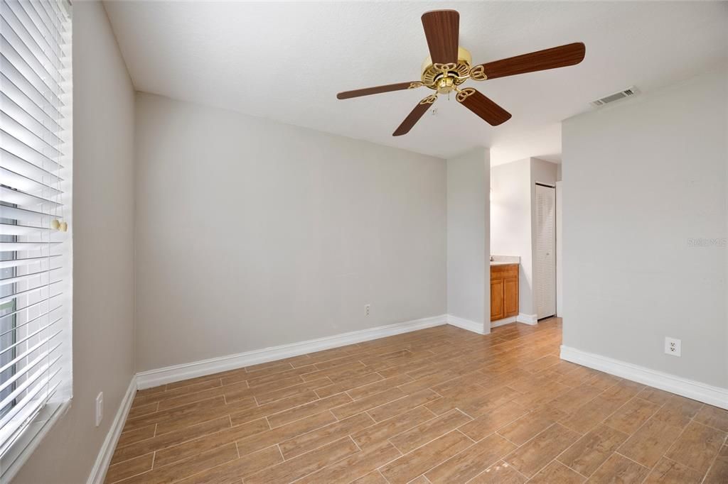 For Sale: $145,000 (1 beds, 1 baths, 552 Square Feet)