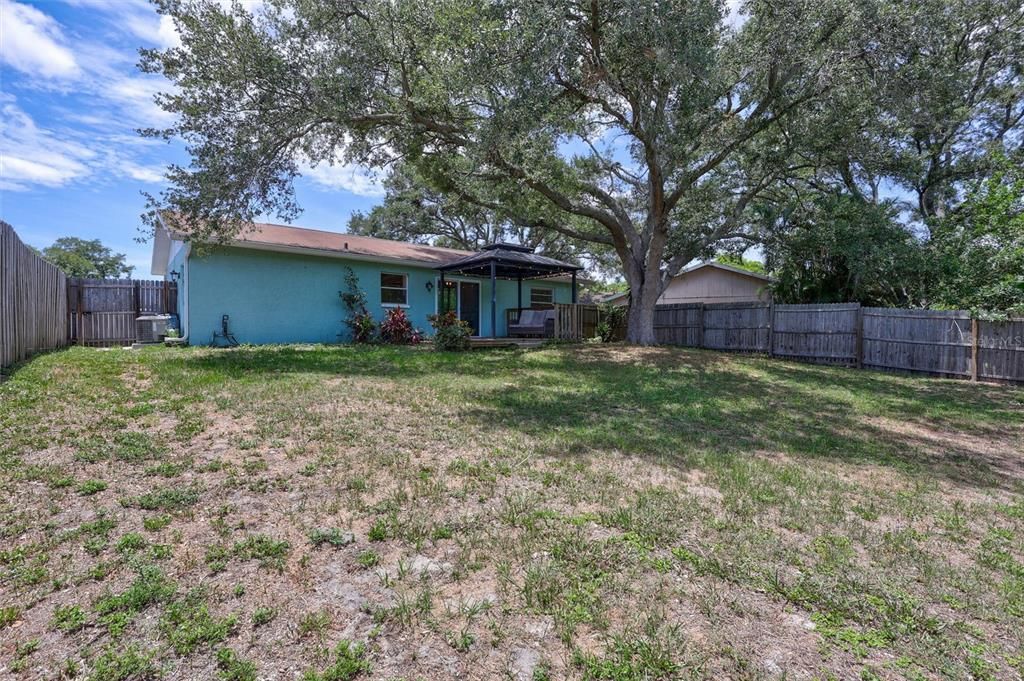 For Rent: $2,250 (2 beds, 1 baths, 888 Square Feet)