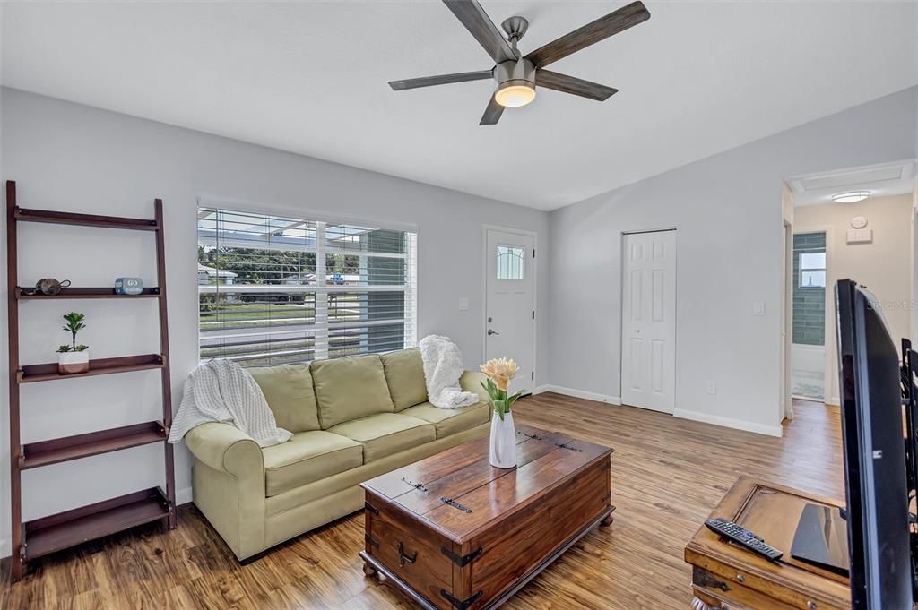 For Rent: $2,250 (2 beds, 1 baths, 888 Square Feet)