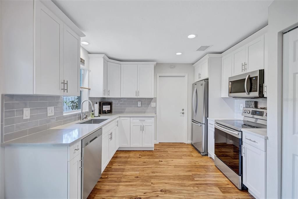 For Rent: $2,250 (2 beds, 1 baths, 888 Square Feet)