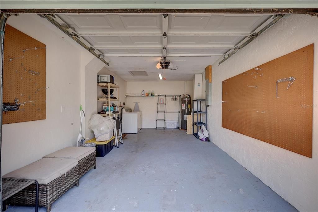 For Rent: $2,250 (2 beds, 1 baths, 888 Square Feet)
