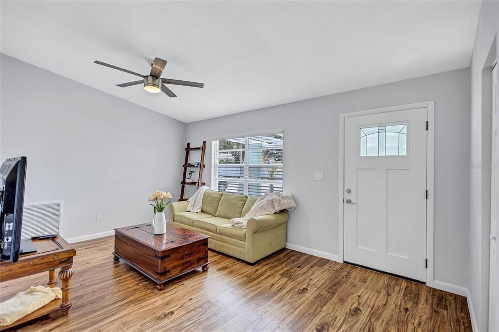 For Rent: $2,250 (2 beds, 1 baths, 888 Square Feet)