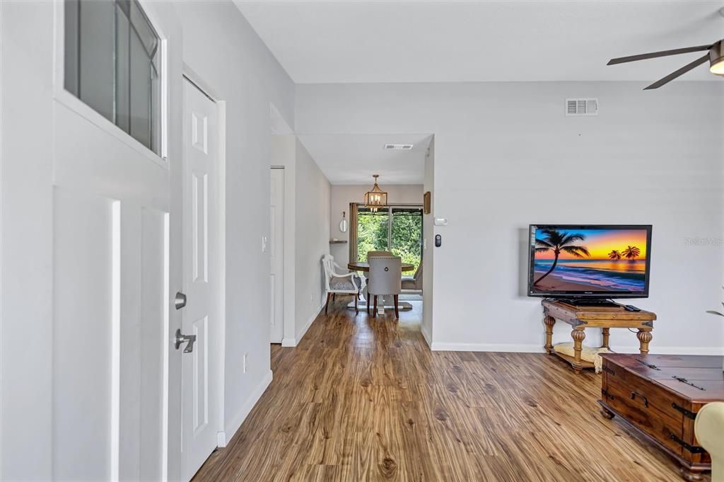 For Rent: $2,250 (2 beds, 1 baths, 888 Square Feet)