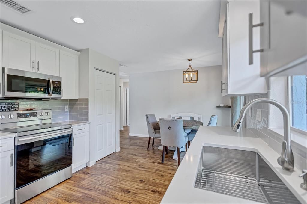 For Rent: $2,250 (2 beds, 1 baths, 888 Square Feet)