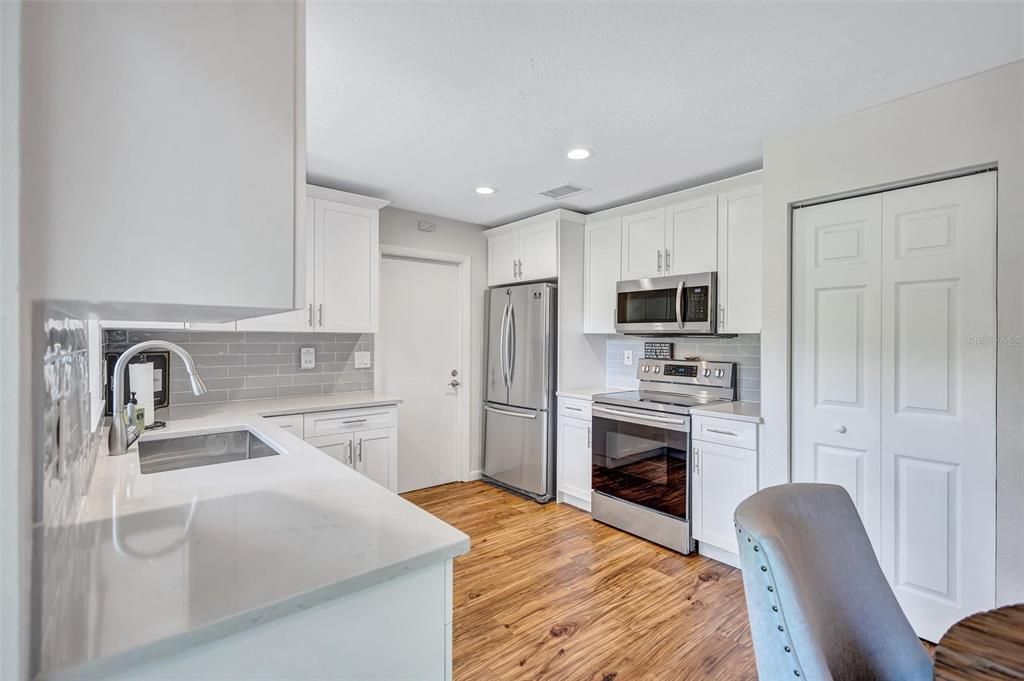 For Rent: $2,250 (2 beds, 1 baths, 888 Square Feet)