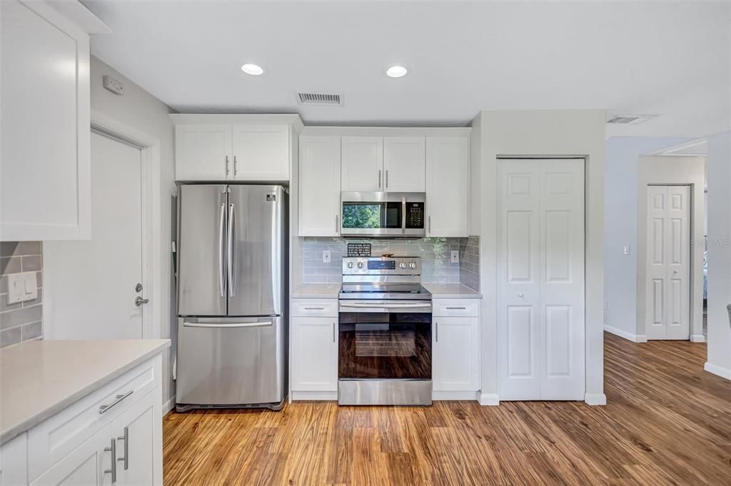 For Rent: $2,250 (2 beds, 1 baths, 888 Square Feet)